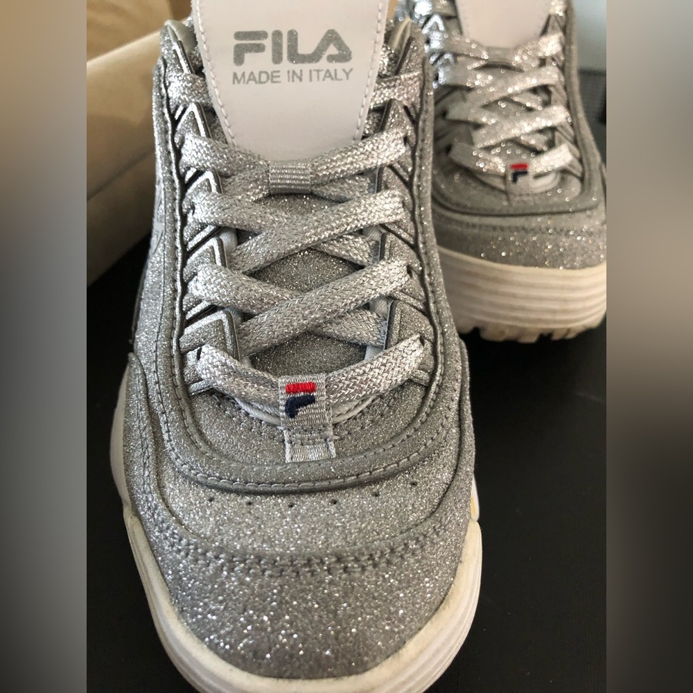 🇮🇹 FILA leather Sneakers. Metallic Silver. Size 7. Worn a few times.👟 - Picture 2 of 6